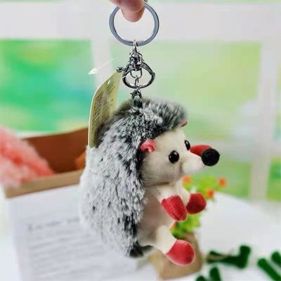 ハリネズミのKeychainのかわいいPlushプラシ天は小さいハリネズミのぬいぐるみのキー ホルダーをもてあそぶ