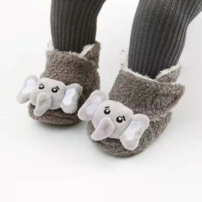 10cmの柔らかい唯一の新生の赤ん坊のPlush靴は厚くなる暖かい冬をカバーする