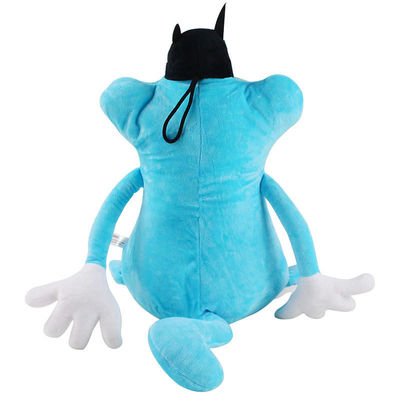 詰められたPlushおもちゃを慰めている特別な定形猫