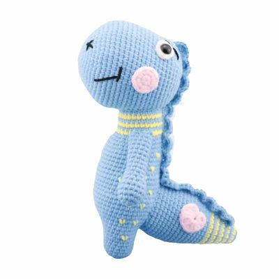 リアルなポリエステルによって詰められるハンドメイドのかぎ針編みの人形