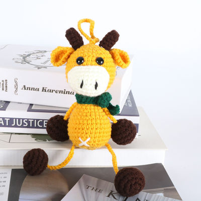 リアルなポリエステルによって詰められるハンドメイドのかぎ針編みの人形