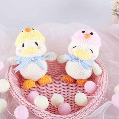 リアルなポリエステルによって詰められるハンドメイドのかぎ針編みの人形